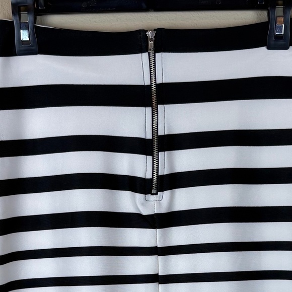 A'Gaci Black/White Striped Mini Skirt with Back Zipper Closure; Size L - Picture 5 of 7